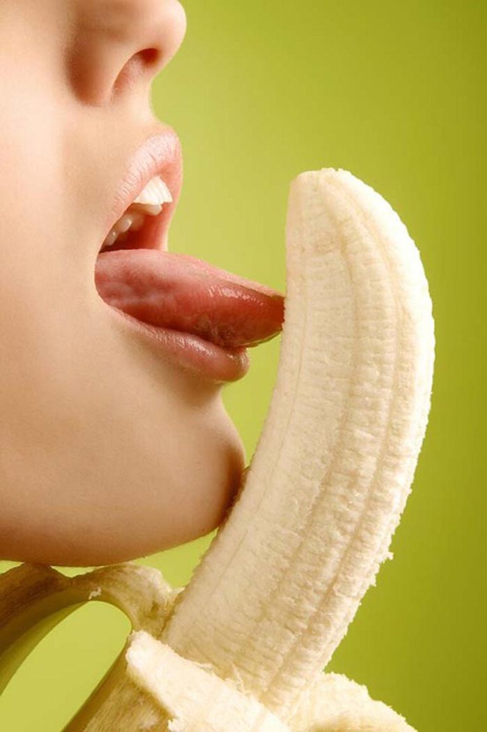 Женщины едят бананы неожиданно сексуально! 