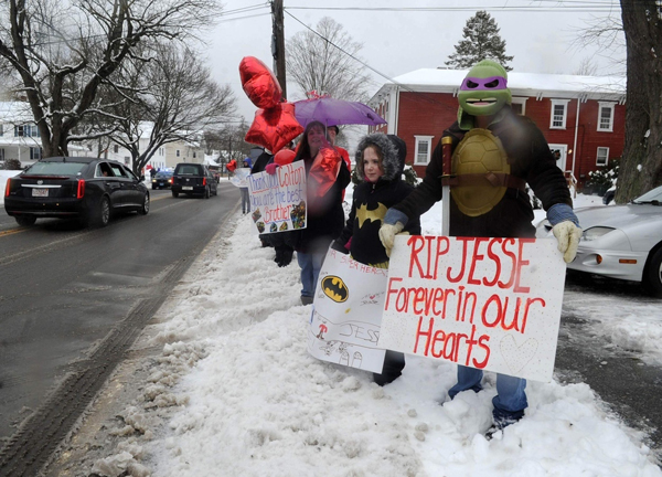Похороны, Джесси Хейккила, Jesse Heikkila ,пришли проводить, офицеры полиции, супергерои