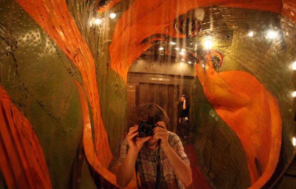 необычный лифт в Нью-Йорке, разрисованный лифт Квинс Нью-Йорк, Ник Карр, Nick Carr