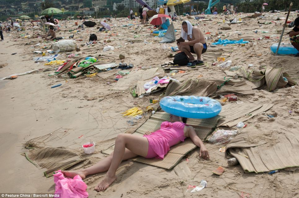 пляж Китай мусор, фестиваль лодок драконов, отдыхающие Dameisha Beach Park, китайцы после себя мусор пляж