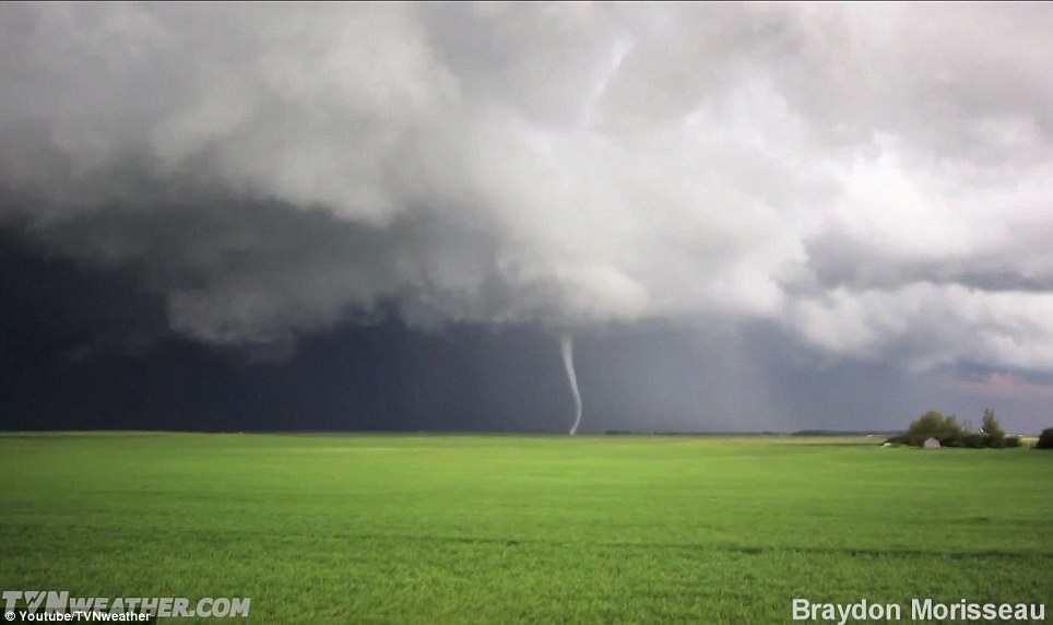 Уникальная свадебная фотосессия на фоне торнадо свадебные фото торнадо, Коллин Ниска, Colleen Niska, свадьба на фоне торнадо, торнадо свадебная фотосессия