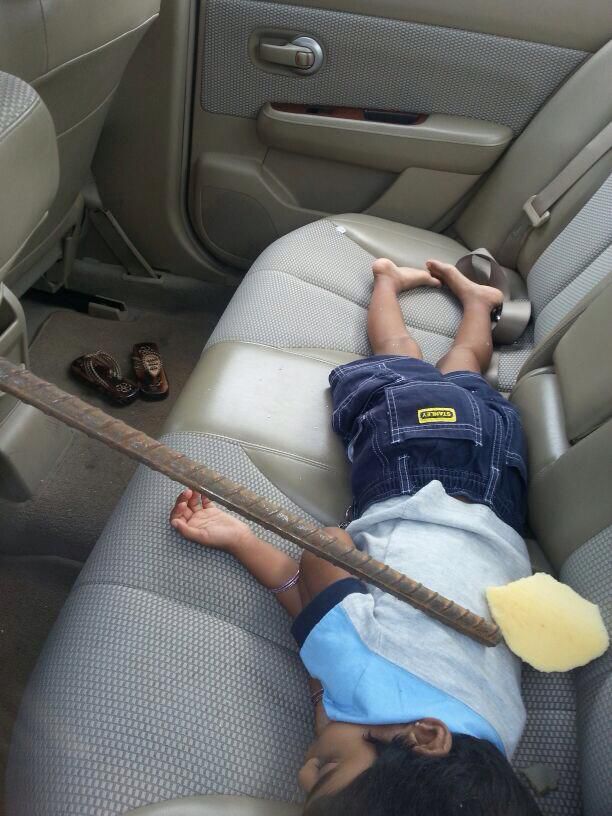 арматура пробила стекло, прут пробил лобовое автомобиля, арматура не убила женщину