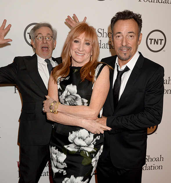 звёзды влезшие в кадр, фотобомбы звёзд, звёзды испортившие фотографии 