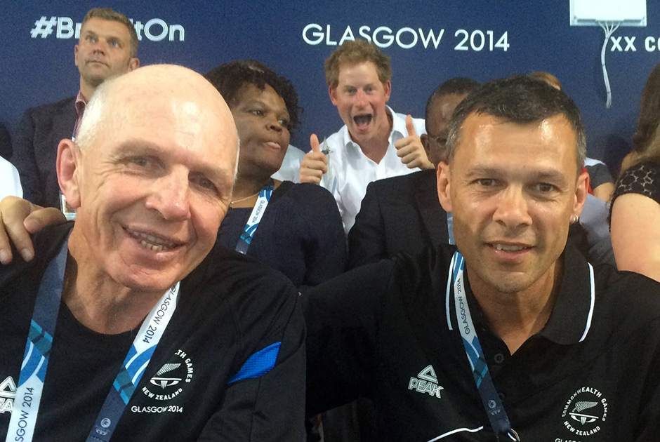 звёзды влезшие в кадр, фотобомбы звёзд, звёзды испортившие фотографии 