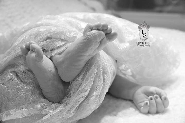 Посмертная фотосессия в память о новорождённой дочери Посмертная фотосессия для дочери, Родители сделали посмертную фотосессию