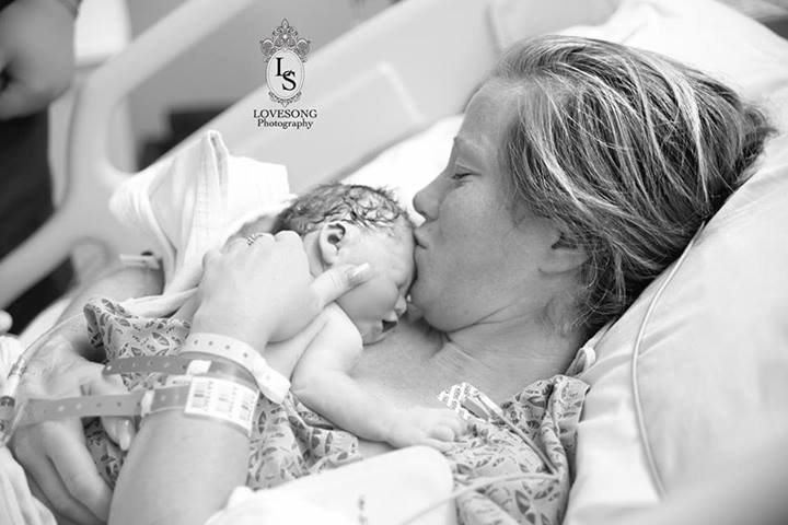 Посмертная фотосессия в память о новорождённой дочери Посмертная фотосессия для дочери, Родители сделали посмертную фотосессию