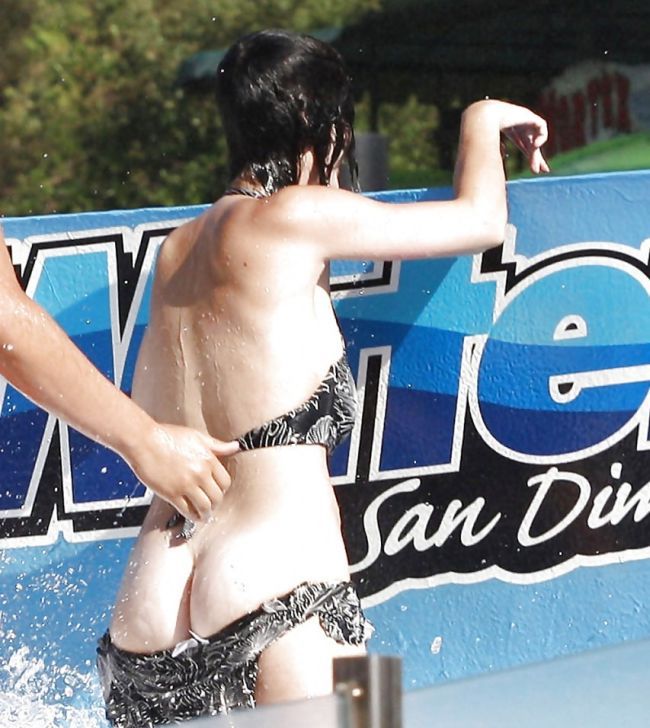 Кэти Перри голая задница, Кэти Перри потеряла купальник в аквапарке, Кети Перри в аквапарке