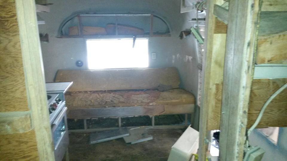 превратил домик на колесах в парикмахерскую, трейлер в ретро парикмахерскую