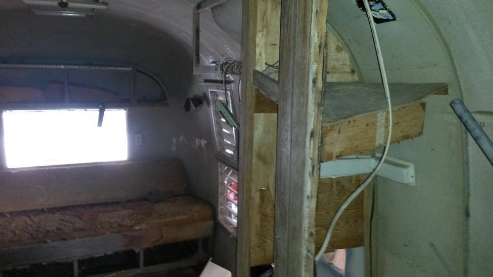 превратил домик на колесах в парикмахерскую, трейлер в ретро парикмахерскую