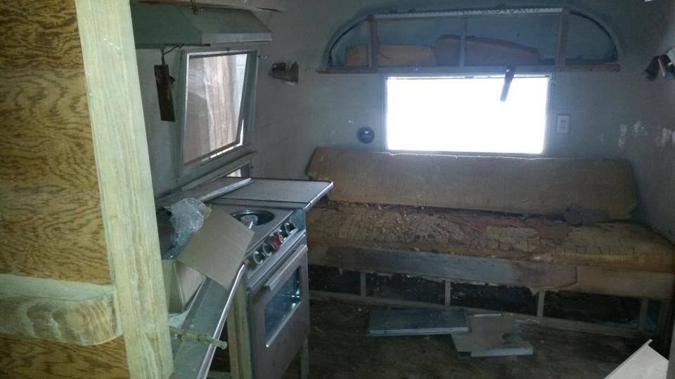 превратил домик на колесах в парикмахерскую, трейлер в ретро парикмахерскую