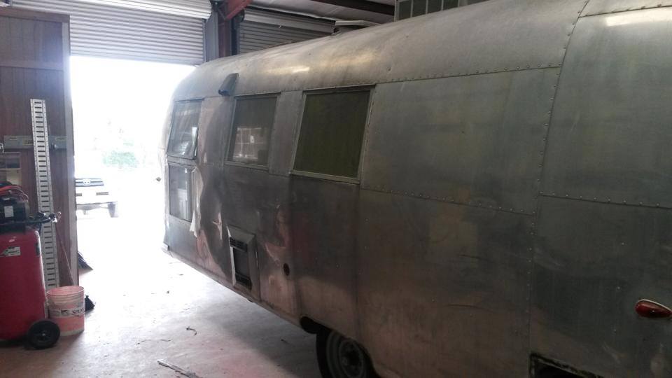 превратил домик на колесах в парикмахерскую, трейлер в ретро парикмахерскую