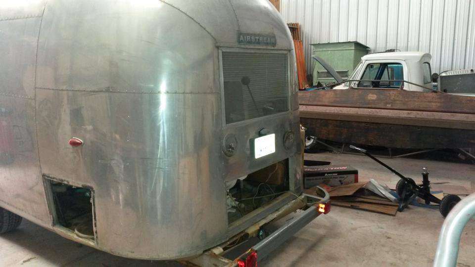 превратил домик на колесах в парикмахерскую, трейлер в ретро парикмахерскую