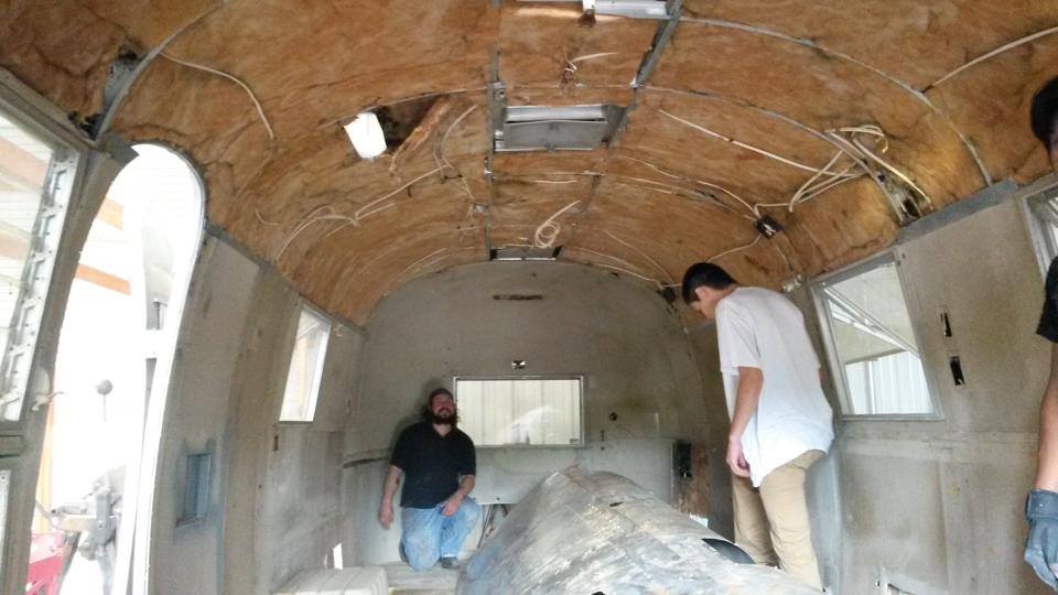 превратил домик на колесах в парикмахерскую, трейлер в ретро парикмахерскую