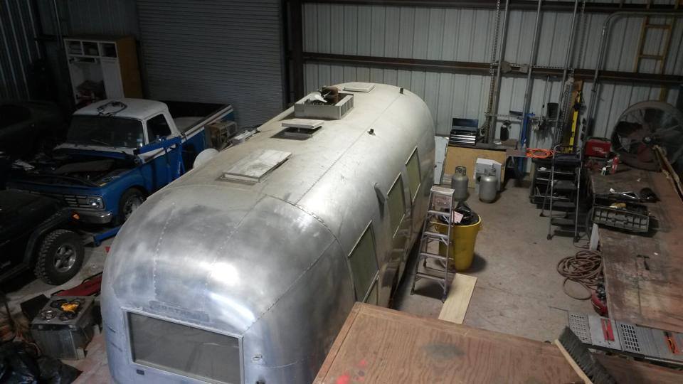 превратил домик на колесах в парикмахерскую, трейлер в ретро парикмахерскую