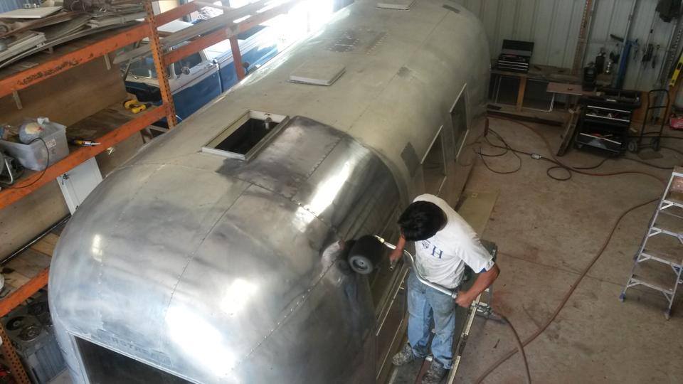 превратил домик на колесах в парикмахерскую, трейлер в ретро парикмахерскую