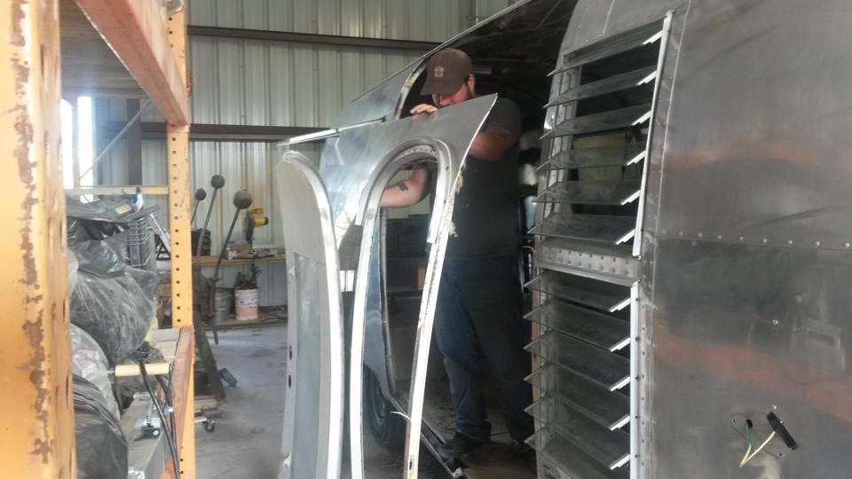 превратил домик на колесах в парикмахерскую, трейлер в ретро парикмахерскую