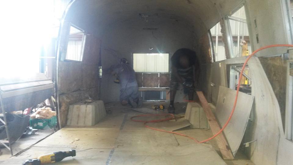 превратил домик на колесах в парикмахерскую, трейлер в ретро парикмахерскую