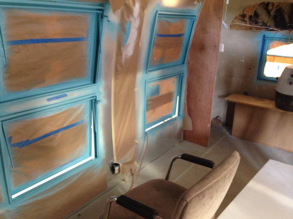 превратил домик на колесах в парикмахерскую, трейлер в ретро парикмахерскую