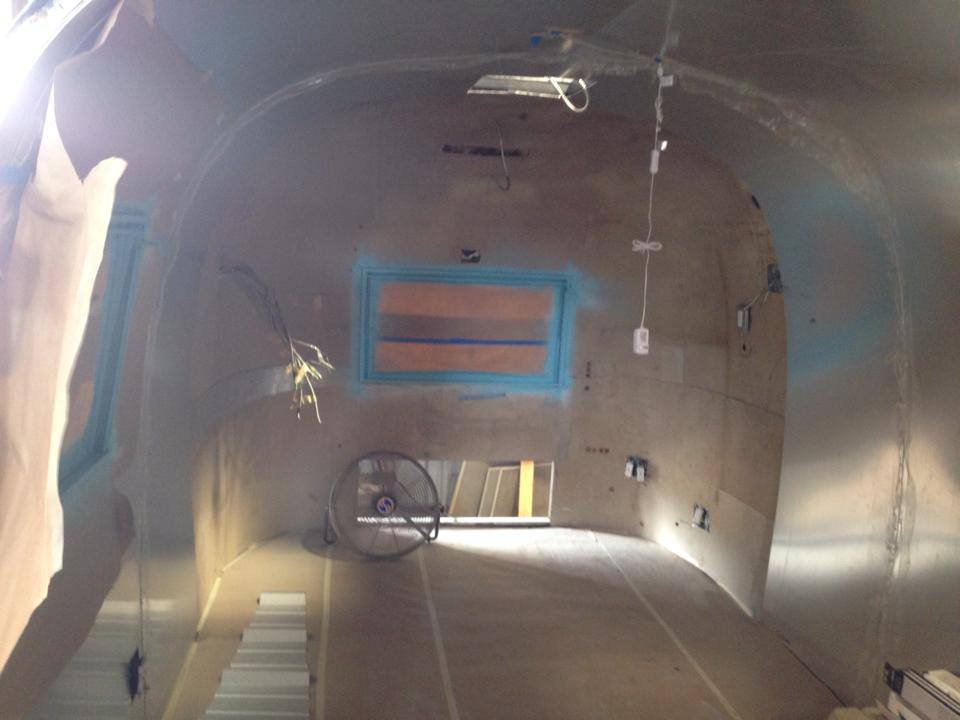 превратил домик на колесах в парикмахерскую, трейлер в ретро парикмахерскую