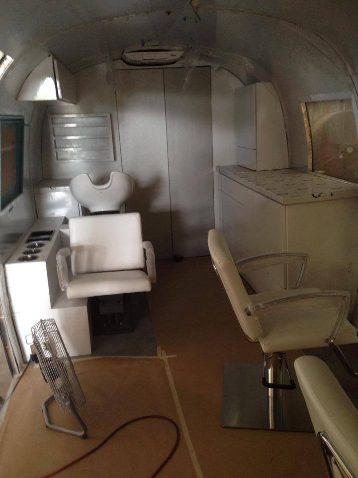 превратил домик на колесах в парикмахерскую, трейлер в ретро парикмахерскую