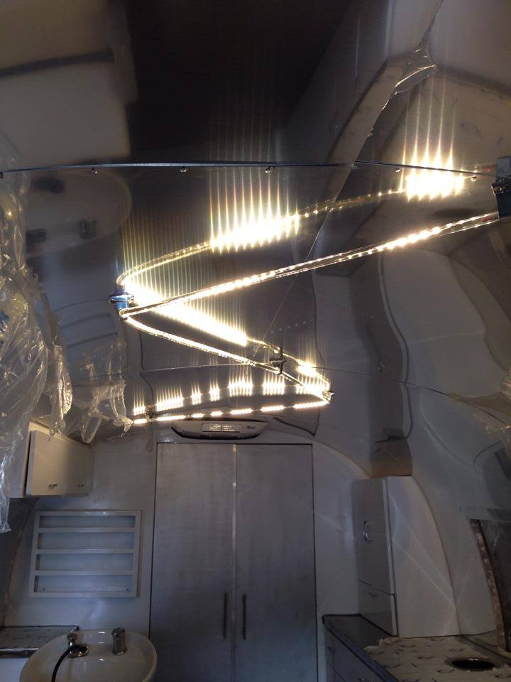 превратил домик на колесах в парикмахерскую, трейлер в ретро парикмахерскую