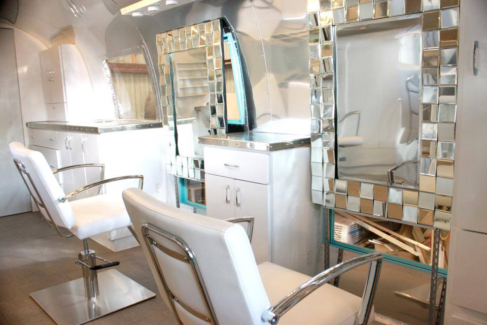 превратил домик на колесах в парикмахерскую, трейлер в ретро парикмахерскую