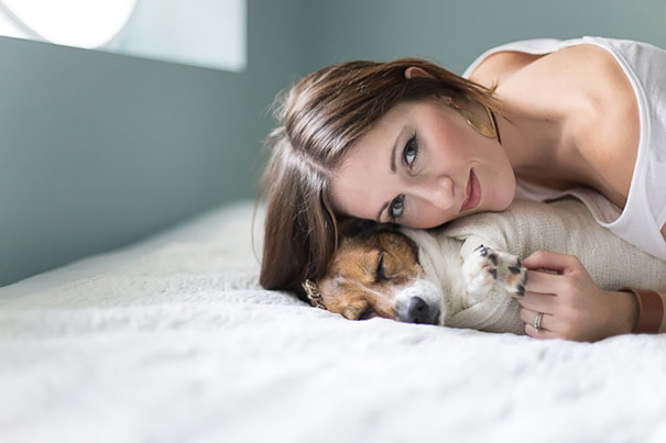 Новорожденная фотосессия с собакой вместо ребенка фотограф, Джейм Клаусс, Jame Clauss, фотосессия собака вместо ребенка, запеленованная собака