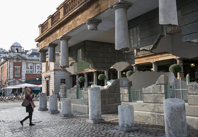 Удивительная оптическая иллюзия, позволяющая верхней половине исторического здания парить в воздухе Верхняя половина здания парит, Алекс Чиннек, Alex Chinneck, Take My Lightning But Don't Steal My Thunder, оптическая иллюзия половина здания парит в воздцхе