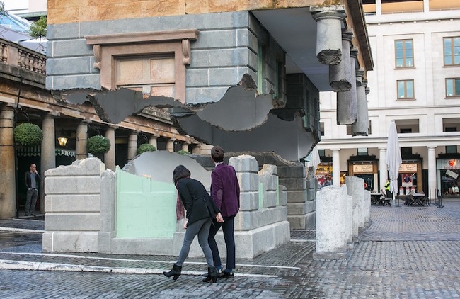 Удивительная оптическая иллюзия, позволяющая верхней половине исторического здания парить в воздухе Верхняя половина здания парит, Алекс Чиннек, Alex Chinneck, Take My Lightning But Don't Steal My Thunder, оптическая иллюзия половина здания парит в воздцхе