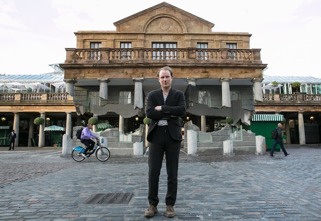 Удивительная оптическая иллюзия, позволяющая верхней половине исторического здания парить в воздухе Верхняя половина здания парит, Алекс Чиннек, Alex Chinneck, Take My Lightning But Don't Steal My Thunder, оптическая иллюзия половина здания парит в воздцхе