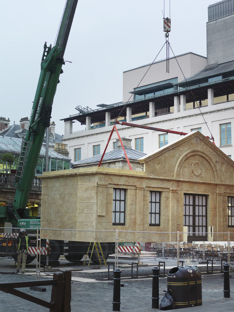 Удивительная оптическая иллюзия, позволяющая верхней половине исторического здания парить в воздухе Верхняя половина здания парит, Алекс Чиннек, Alex Chinneck, Take My Lightning But Don't Steal My Thunder, оптическая иллюзия половина здания парит в воздцхе