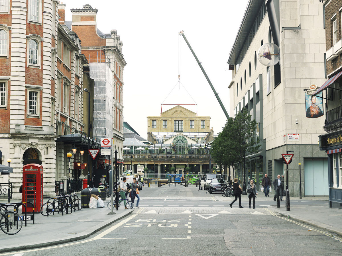 Удивительная оптическая иллюзия, позволяющая верхней половине исторического здания парить в воздухе Верхняя половина здания парит, Алекс Чиннек, Alex Chinneck, Take My Lightning But Don't Steal My Thunder, оптическая иллюзия половина здания парит в воздцхе