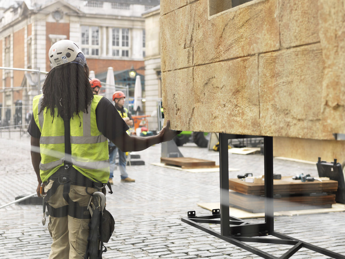 Удивительная оптическая иллюзия, позволяющая верхней половине исторического здания парить в воздухе Верхняя половина здания парит, Алекс Чиннек, Alex Chinneck, Take My Lightning But Don't Steal My Thunder, оптическая иллюзия половина здания парит в воздцхе