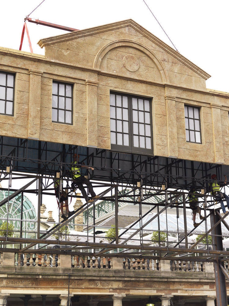 Удивительная оптическая иллюзия, позволяющая верхней половине исторического здания парить в воздухе Верхняя половина здания парит, Алекс Чиннек, Alex Chinneck, Take My Lightning But Don't Steal My Thunder, оптическая иллюзия половина здания парит в воздцхе