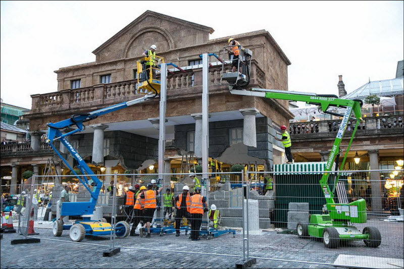 Удивительная оптическая иллюзия, позволяющая верхней половине исторического здания парить в воздухе Верхняя половина здания парит, Алекс Чиннек, Alex Chinneck, Take My Lightning But Don't Steal My Thunder, оптическая иллюзия половина здания парит в воздцхе