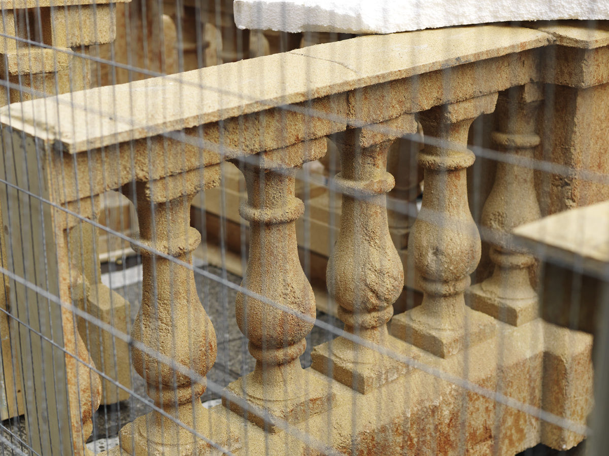 Удивительная оптическая иллюзия, позволяющая верхней половине исторического здания парить в воздухе Верхняя половина здания парит, Алекс Чиннек, Alex Chinneck, Take My Lightning But Don't Steal My Thunder, оптическая иллюзия половина здания парит в воздцхе