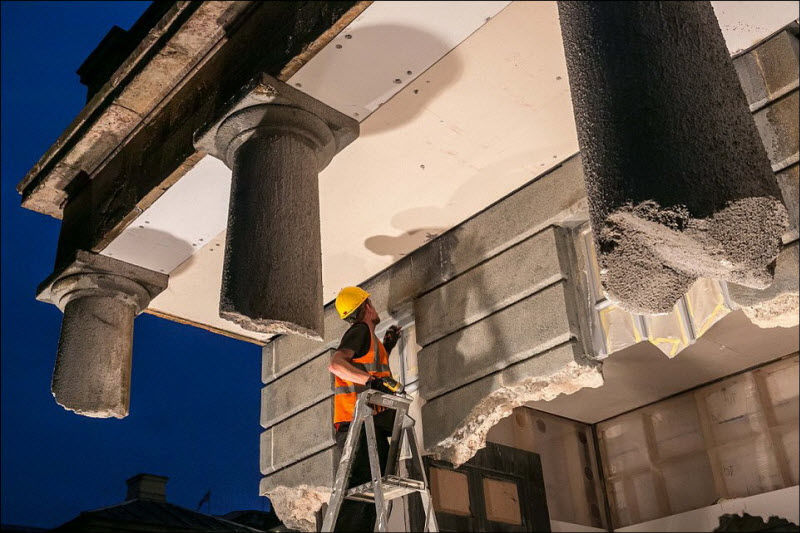 Удивительная оптическая иллюзия, позволяющая верхней половине исторического здания парить в воздухе Верхняя половина здания парит, Алекс Чиннек, Alex Chinneck, Take My Lightning But Don't Steal My Thunder, оптическая иллюзия половина здания парит в воздцхе