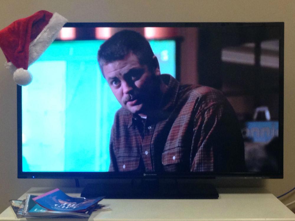 шапка Санта-Клауса на углу телевизора, как развлечь себя при помощи шапки Санта-Клауса