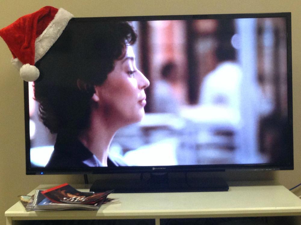шапка Санта-Клауса на углу телевизора, как развлечь себя при помощи шапки Санта-Клауса