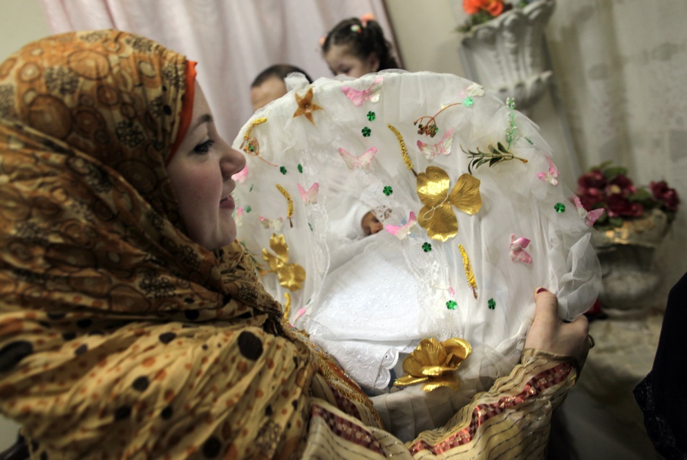 странные ритуалы в честь новорождённого, обряды традиции в честь новорождённого