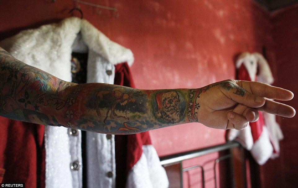 санта клаус покрыл все тело татуировками, татуировки на теле санта клауса, Витор Мартинс, Vitor Martins, бразильский санта клаус тату