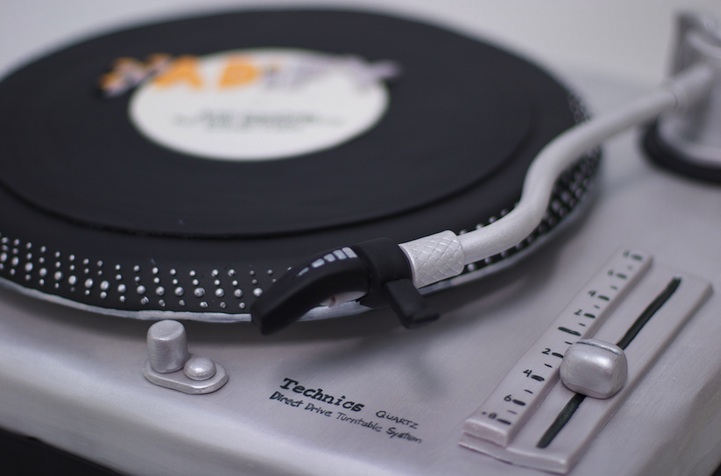 Бывший инженер НАСА создает шикарные торты, напоминающие предметы быта еда,торт, гиперреализм, Бывший инженер НАСА, шикарные торты, BethAnn Goldberg, Studio Cake