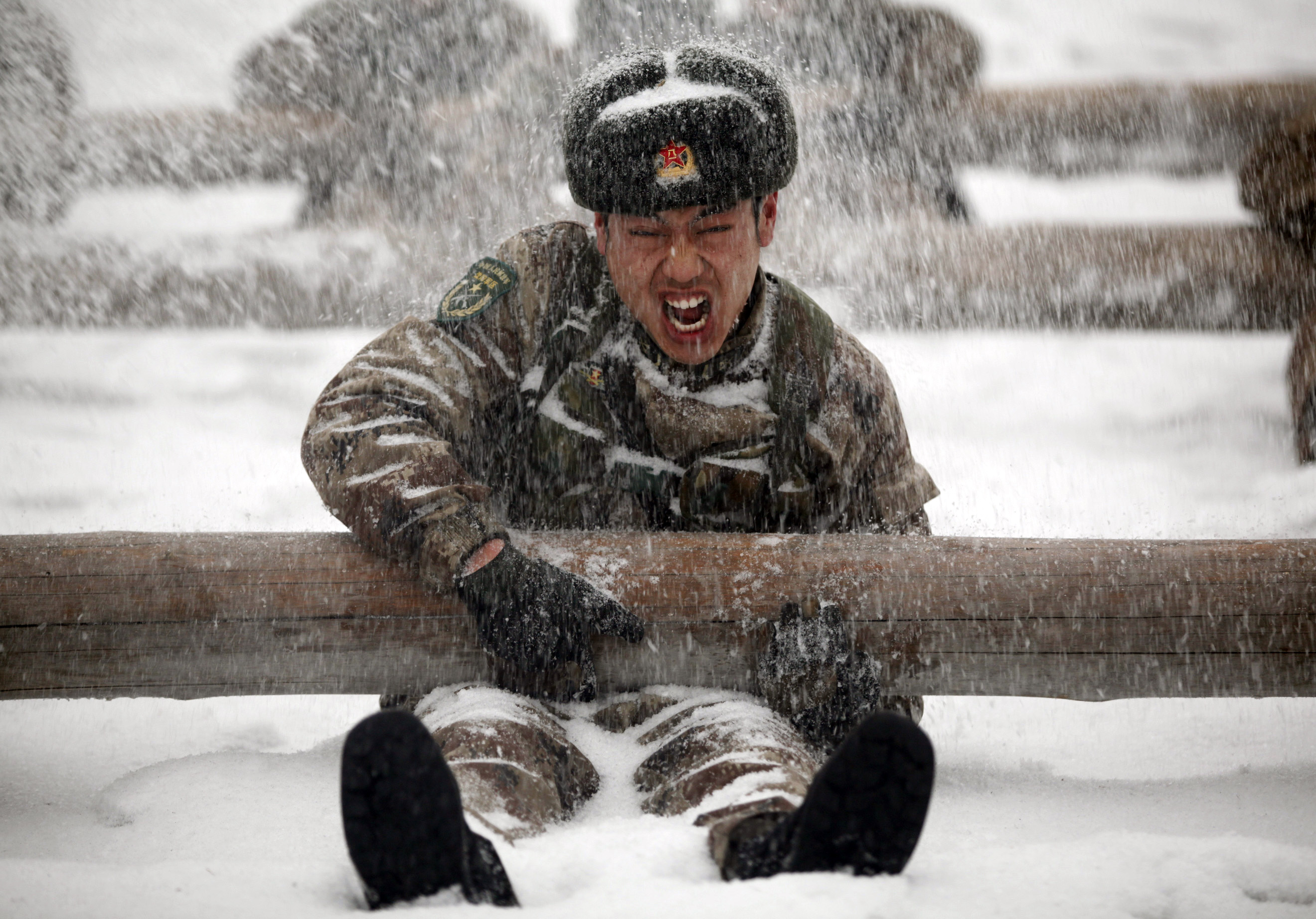 Без суровая. Солдат зимой. Суровый русский солдат. Армия зимой. Русский солдат зимой.