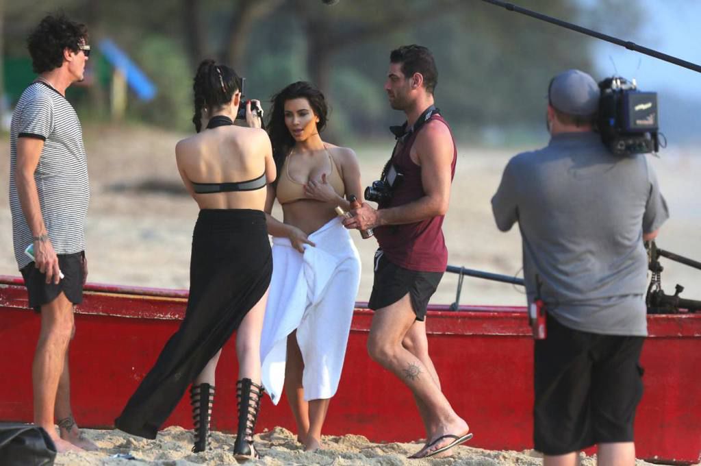 Ким Кардашян фотосессия на пляже, ягодицы Ким Кардашян