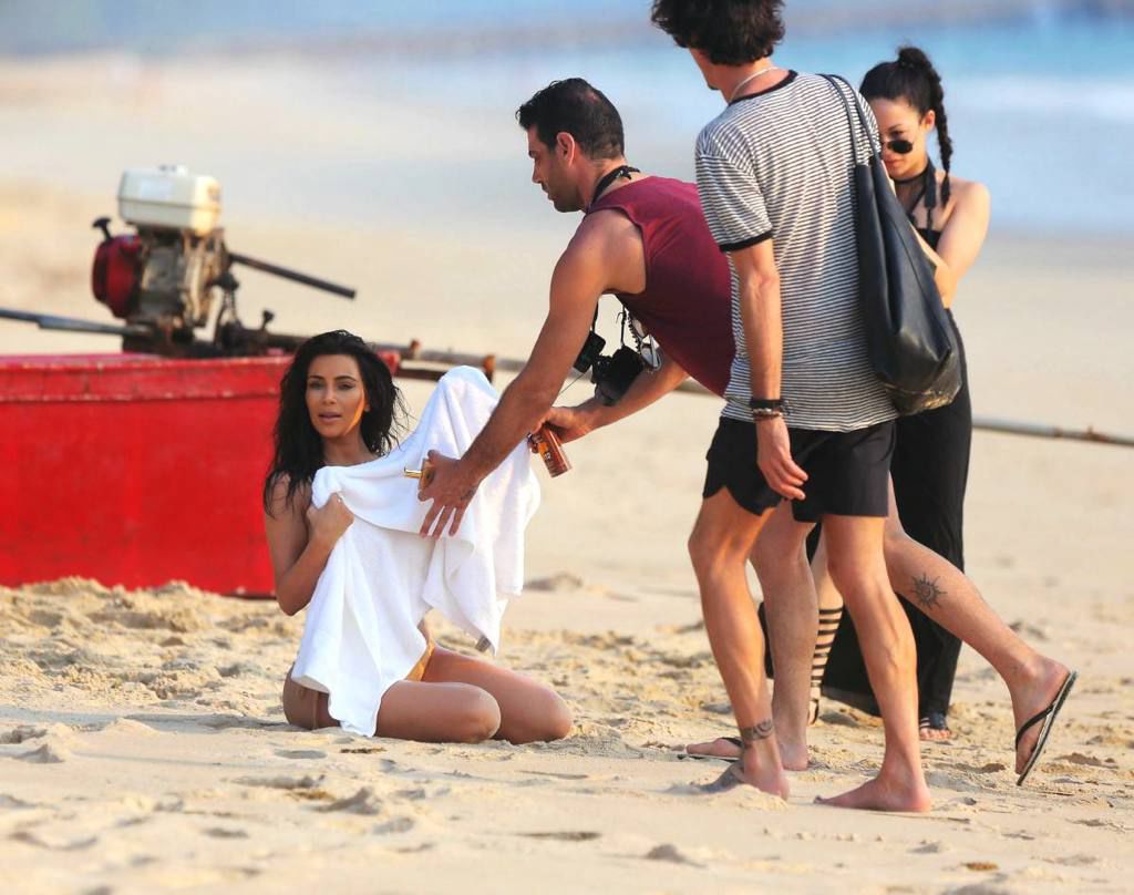 Ким Кардашян фотосессия на пляже, ягодицы Ким Кардашян