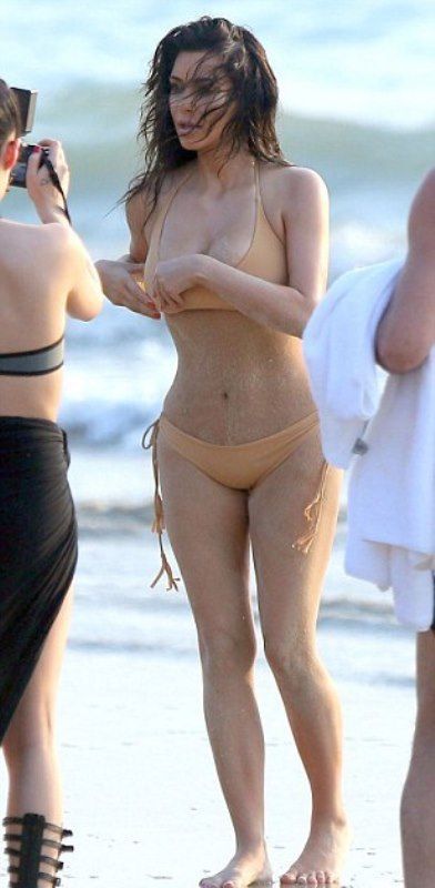 Ким Кардашян фотосессия на пляже, ягодицы Ким Кардашян