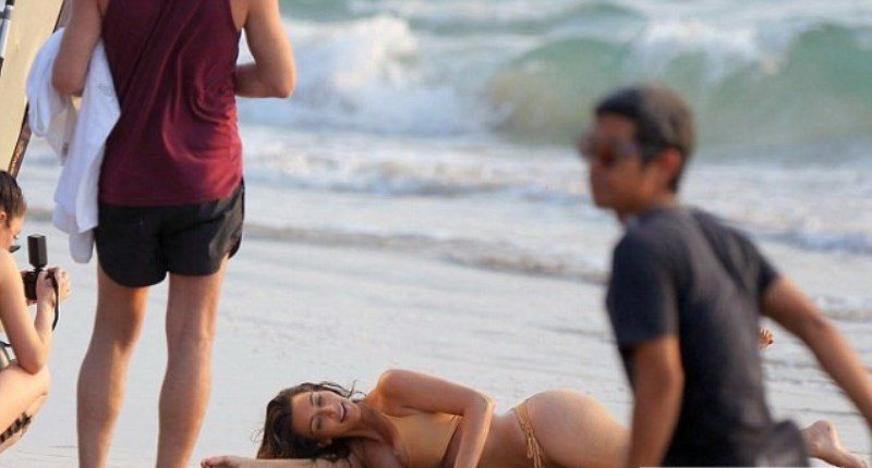 Ким Кардашян фотосессия на пляже, ягодицы Ким Кардашян