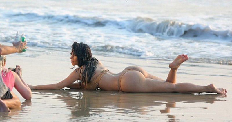 Ким Кардашян фотосессия на пляже, ягодицы Ким Кардашян