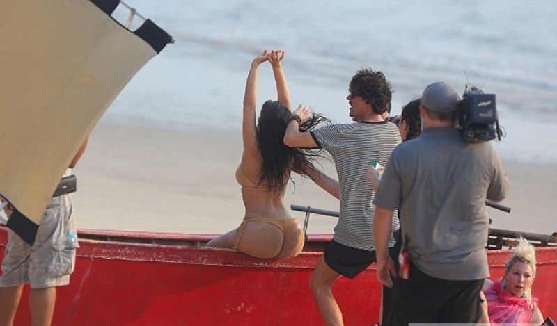 Ким Кардашян фотосессия на пляже, ягодицы Ким Кардашян