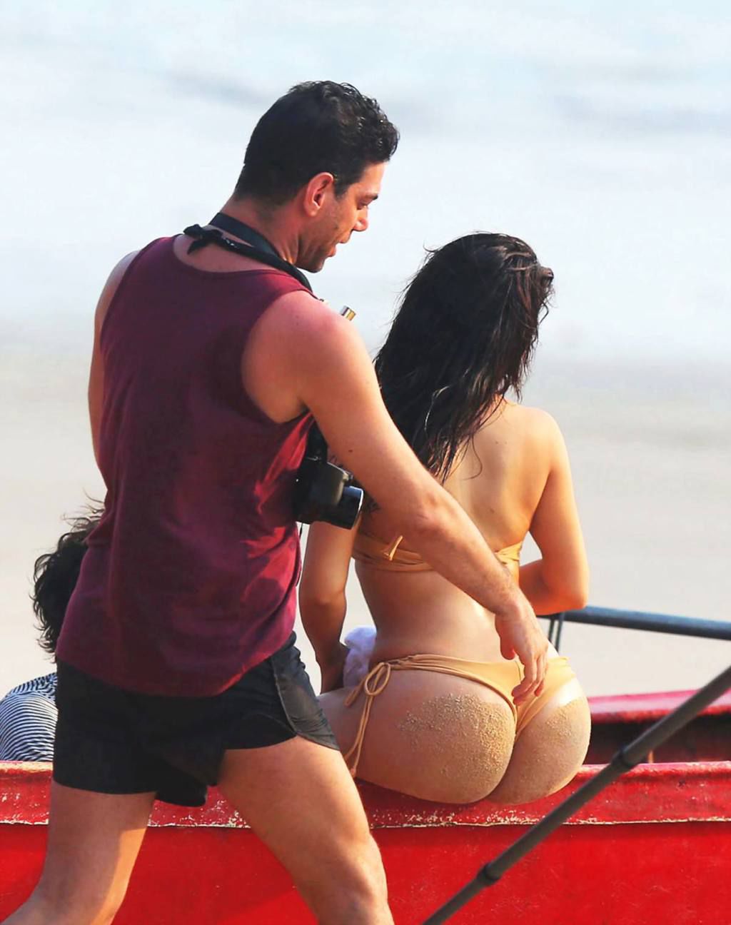 Ким Кардашян фотосессия на пляже, ягодицы Ким Кардашян